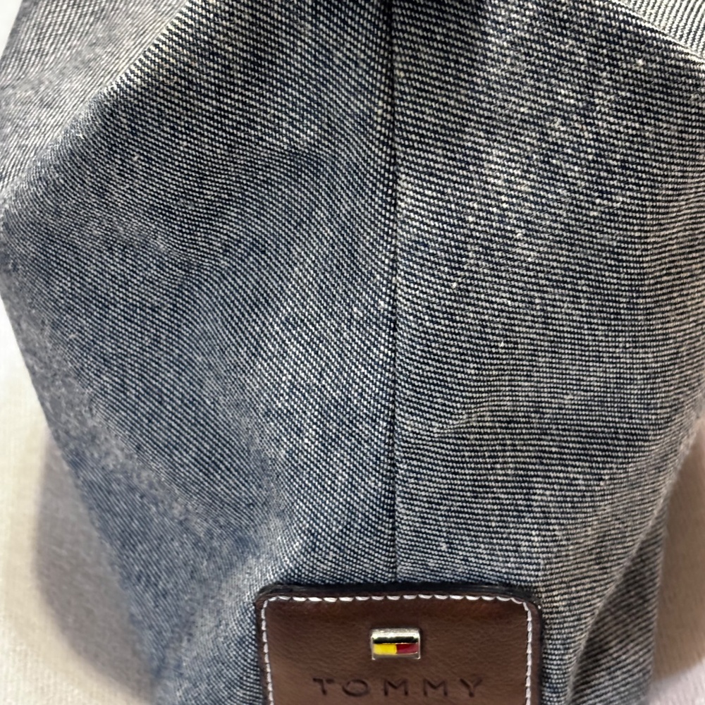 Tommy Hilfiger handbag top strap and zip closure coin purse and inner pockets - Picture 9 of 10